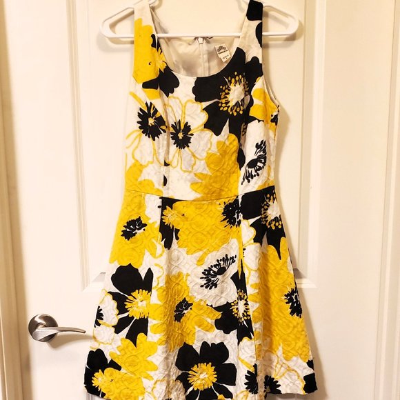 Sangria Black White and Yellow Floral Knee Length Dress Size 4 - Picture 2 of 9